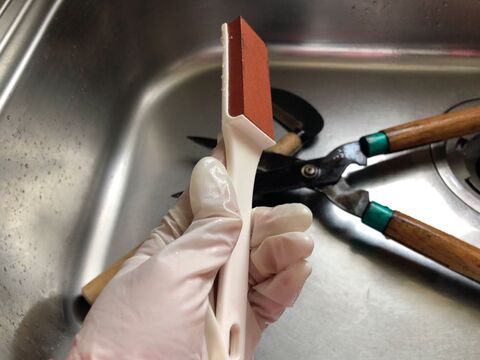 セリアのハンド砥石で 草刈り鎌と剪定バサミのお手入れ 暮らしニスタ セリアのハンド砥石で 草刈り鎌と剪定バサミのお手入れ 暮らしニスタ
