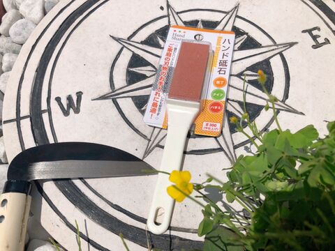 セリアのハンド砥石で 草刈り鎌と剪定バサミのお手入れ 暮らしニスタ セリアのハンド砥石で 草刈り鎌と剪定バサミのお手入れ 暮らしニスタ