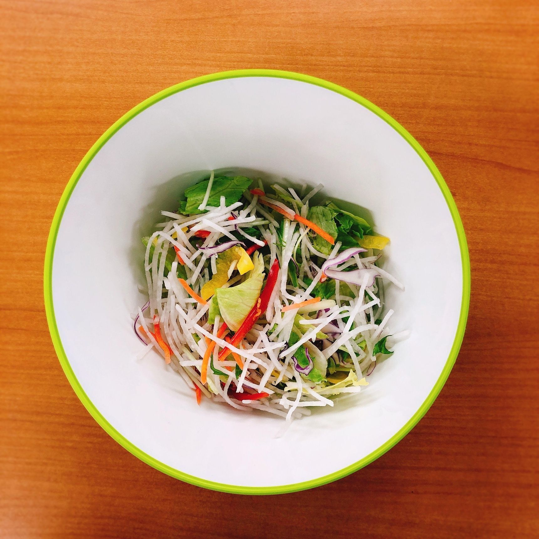 ボウルに野菜とサラダチキンを入れます。