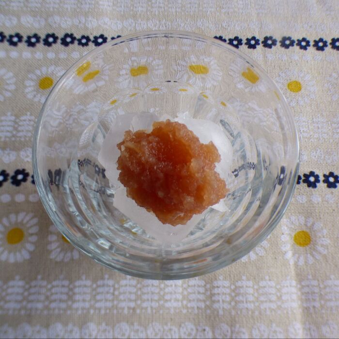 氷を入れたグラスに大1の新生姜ジャムを入れる。