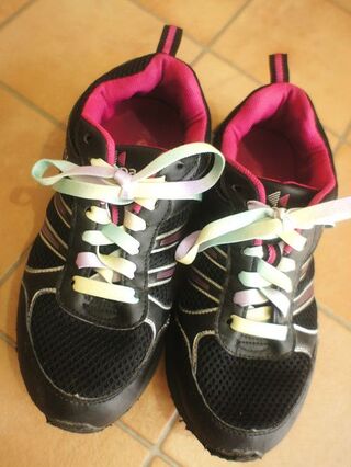 可愛く便利に セリアのパステルカラーな伸びる靴紐 暮らしニスタ 可愛く便利に セリアのパステルカラーな伸びる靴紐 暮らしニスタ