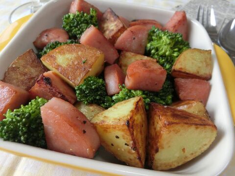 こんがり香ばしい ソーセージと新じゃがのコンソメ炒め 暮らしニスタ