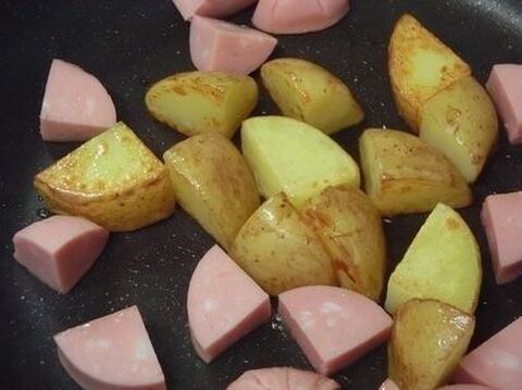 こんがり香ばしい ソーセージと新じゃがのコンソメ炒め 暮らしニスタ