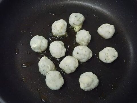 ポリ袋1つで カリッ ふわ はんぺんチーズボール焼き 暮らしニスタ