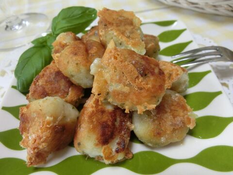 ポリ袋1つで カリッ ふわ はんぺんチーズボール焼き 暮らしニスタ