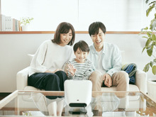 「声」だけでビデオ通話やレシピ検索ができる。多機能で家族みんなをサポート - LINE Clova