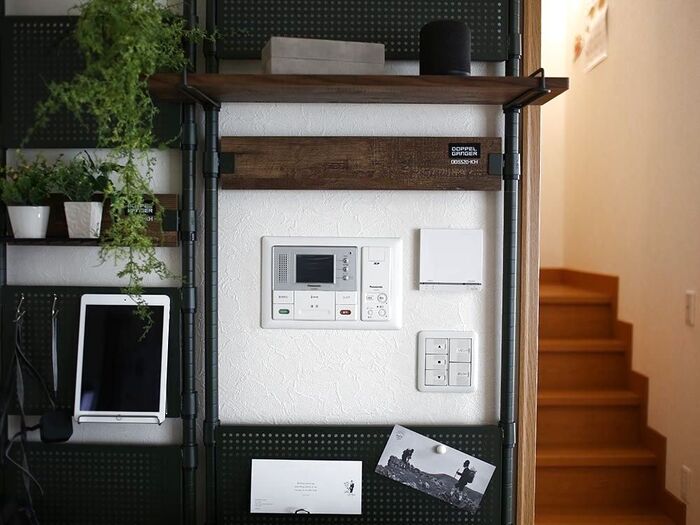 DIYのように自由な組み立てが可能、壁にあるスイッチやドアホンを避けて設置できます！
