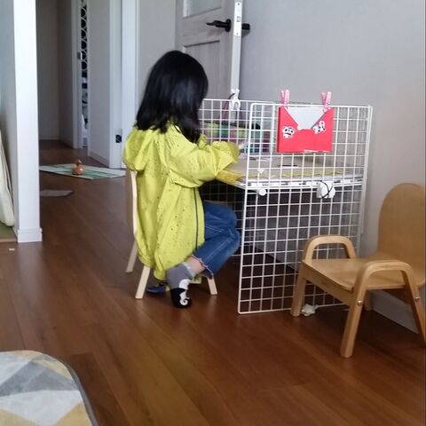 軽くて移動も簡単 100均のワイヤーネットで持ち運べる工作デスクをdiy 子どものスペース確保 暮らしニスタ