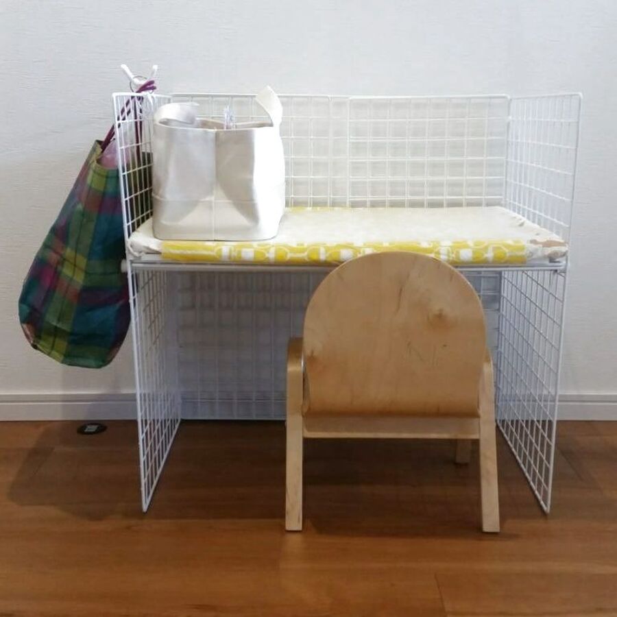 軽くて移動も簡単 100均のワイヤーネットで持ち運べる工作デスクをdiy 子どものスペース確保 暮らしニスタ