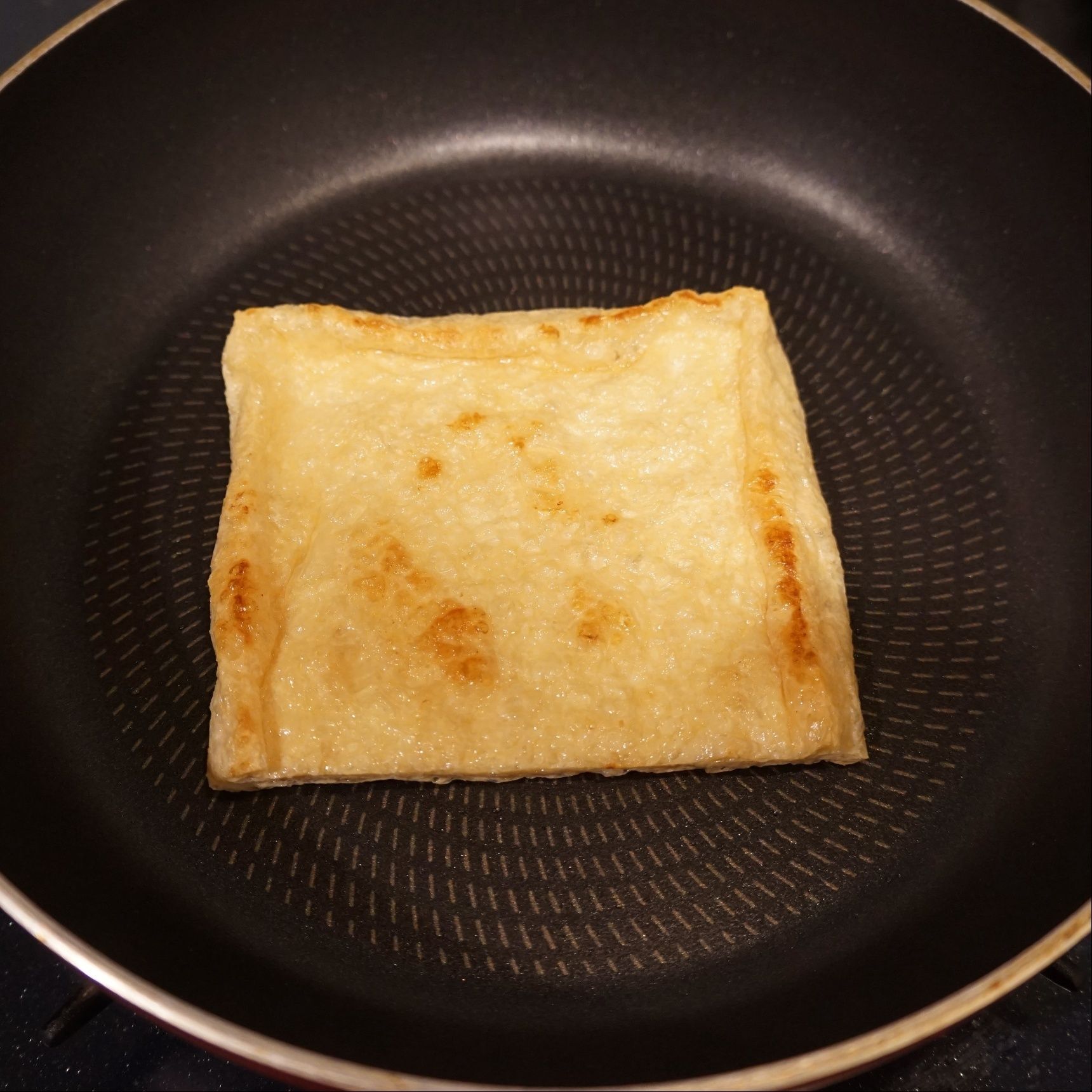 油揚げをカリカリに焼きます。