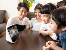 じぃじ、ばぁばとのビデオ電話が子どもだけでも安心してできる♪LINEの『Clova Desk』を試してみた！