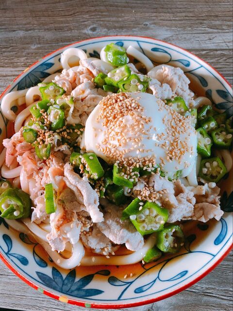 豚シャブとオクラのぶっ掛けうどん温玉のせ 暮らしニスタ