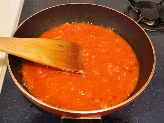 トマトソースを作ります。