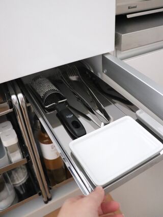 キッチン収納 開き扉を引き出しに変えて調味料を楽に収納する 暮らしニスタ キッチン収納 開き扉を引き出しに変えて調味料を楽に収納する 暮らしニスタ