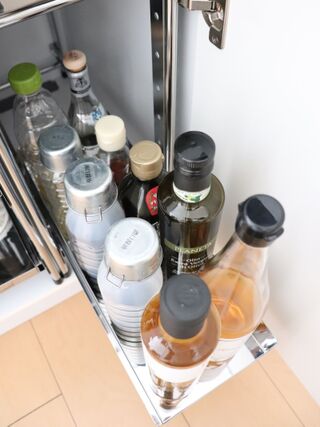 キッチン収納 開き扉を引き出しに変えて調味料を楽に収納する 暮らしニスタ キッチン収納 開き扉を引き出しに変えて調味料を楽に収納する 暮らしニスタ