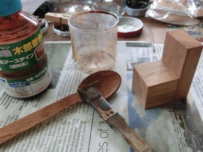 工作材料・木製スプーンにステイン剤を塗ります。