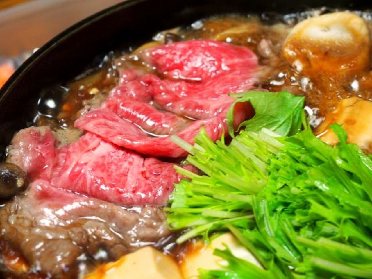 すき焼きの「割り下」とは?すき焼きのレシピを関東・関西別にご紹介 - 暮らしニスタ