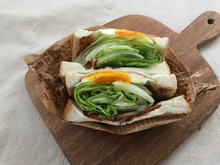「折りたたみレタス」で具がこぼれない極厚サンドイッチの出来上がり！