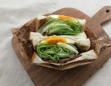 「折りたたみレタス」で具がこぼれない極厚サンドイッチの出来上がり！