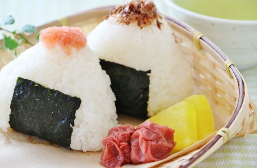 おにぎりを冷凍保存すると便利 上手な解凍方法やおすすめレシピもご紹介 暮らしニスタ