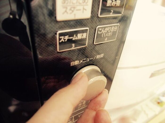 電子レンジでアルミホイルは危険 火花がでる理由は 暮らしニスタ 電子レンジでアルミホイルは危険 火花がでる理由は 暮らしニスタ