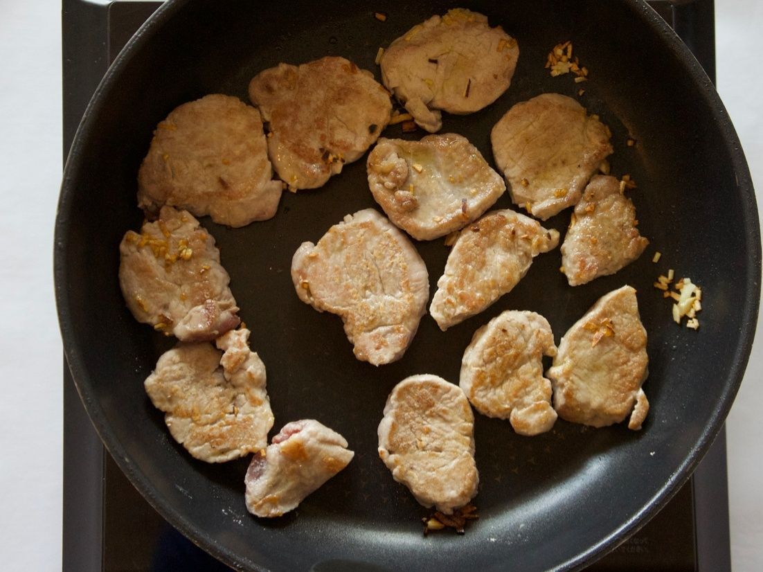 2　肉を焼きます。