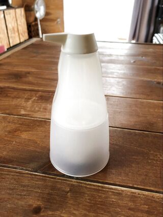 油入れと油引きが合体 片手で注げてラクラク塗れる ダイソー 油引き が超便利 暮らしニスタ 油入れと油引きが合体 片手で注げてラクラク塗れる ダイソー 油引き が超便利 暮らしニスタ