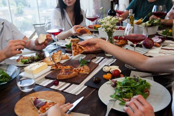 お酒を飲むと本当に太るの 太りにくい飲み方を紹介 暮らしニスタ お酒を飲むと本当に太るの 太りにくい飲み方を紹介 暮らしニスタ