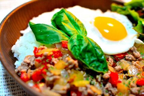 タイ料理 ガパオライス とは おすすめの簡単レシピをご紹介 暮らしニスタ