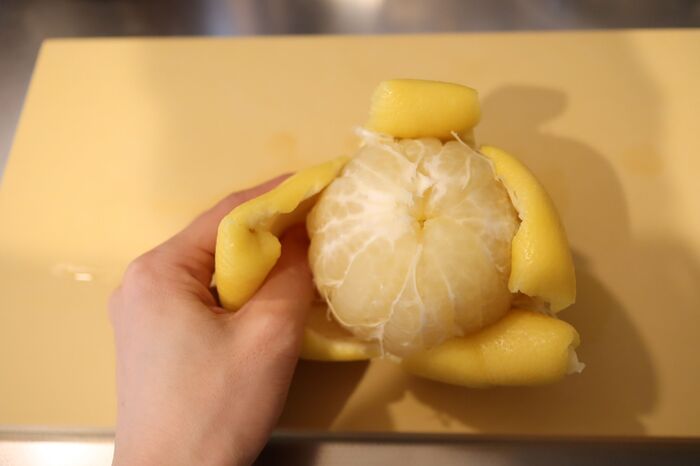 するだけでグレープフルーツの硬い皮がつるんとむけた やってみた 暮らしニスタ するだけでグレープフルーツの硬い皮がつるんとむけた やってみた 暮らしニスタ