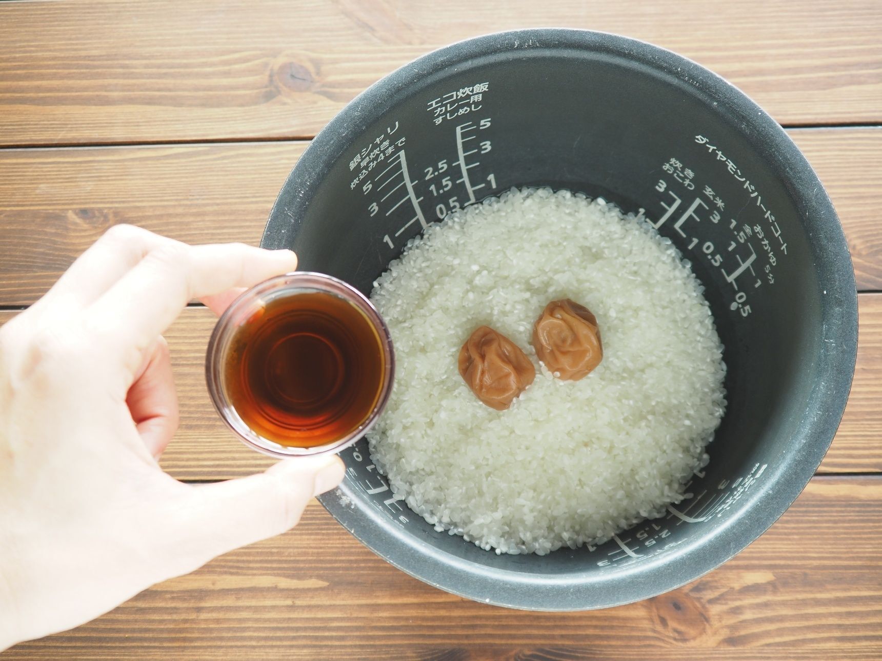 梅干しをいれて炊飯