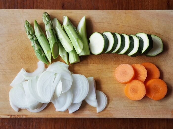 野菜の下準備をします。