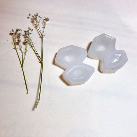 Uvレジンで鉱石風 お花のピアス 暮らしニスタ Uvレジンで鉱石風 お花のピアス 暮らしニスタ