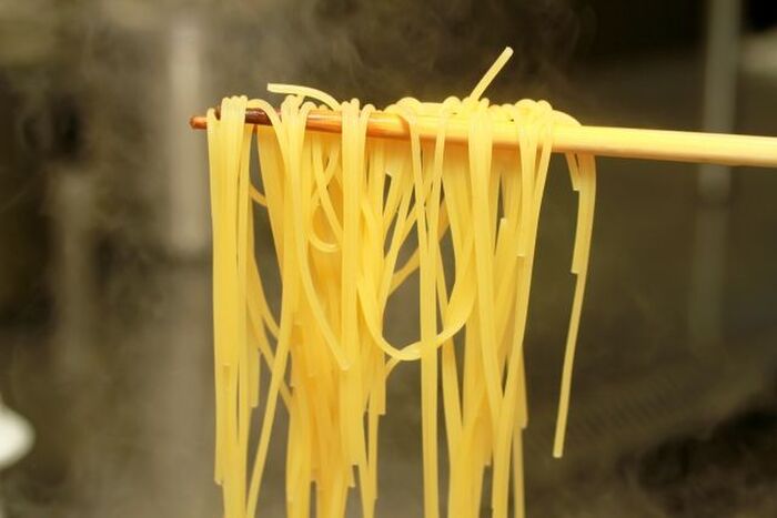 パスタの塩ってなぜ必要 おいしくパスタを茹でるのに最適な塩の量とは 暮らしニスタ パスタの塩ってなぜ必要 おいしくパスタを茹でるのに最適な塩の量とは 暮らしニスタ
