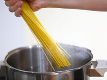 パスタの塩ってなぜ必要？おいしくパスタを茹でるのに最適な塩の量とは？