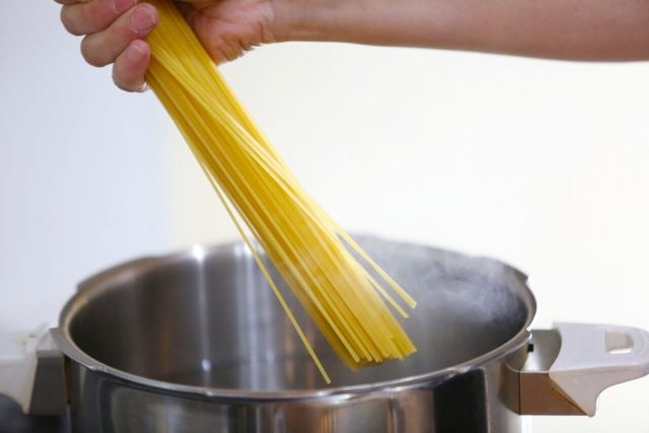 パスタの塩ってなぜ必要?おいしくパスタを茹でるのに最適な塩の量とは? - 暮らしニスタ