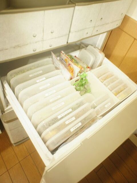 楽にスッキリと時短 セリアで揃えた しっかりパック で冷凍庫の整理 暮らしニスタ