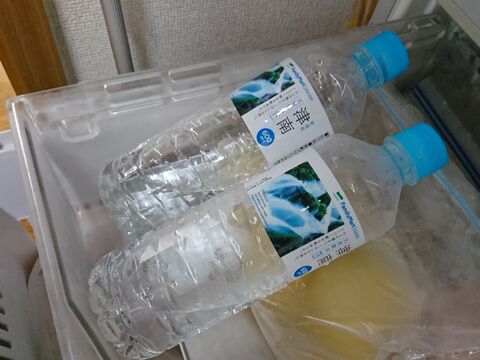 斜めにするだけですぐに冷たいお水 ペットボトルの氷づくりのコツ 暮らしニスタ 斜めにするだけですぐに冷たいお水 ペットボトルの氷づくりのコツ 暮らしニスタ