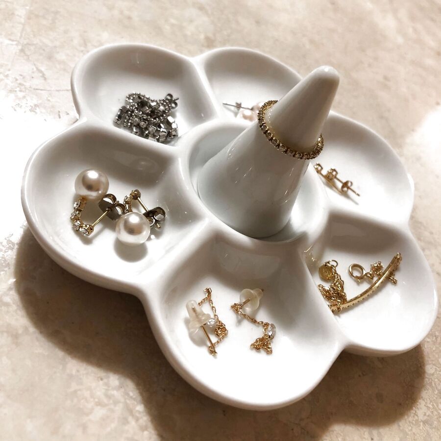 ダイソー 花型お皿で普段使いアクセサリーの簡単収納 暮らしニスタ