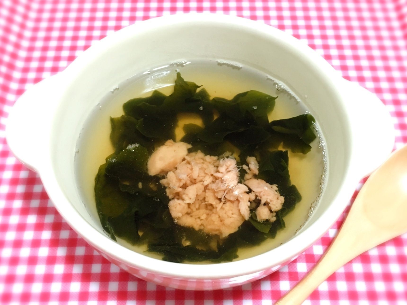 便利な野菜だし使用♪【鮭とわかめの簡単うるうるスープ】