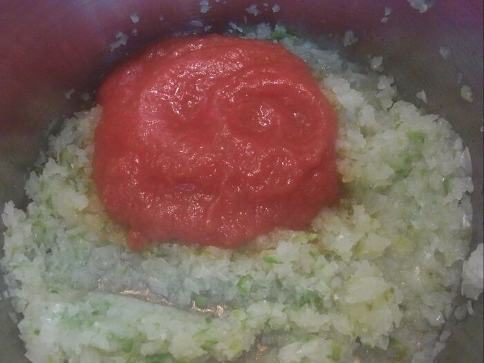 あらごしトマトを加えて煮込みます。