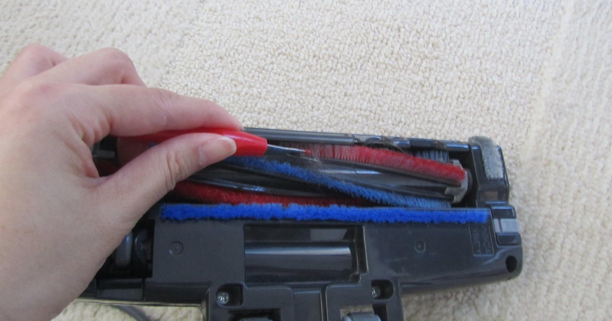 掃除機の回転ブラシにからまった糸くずをラクに取る方法 暮らしニスタ