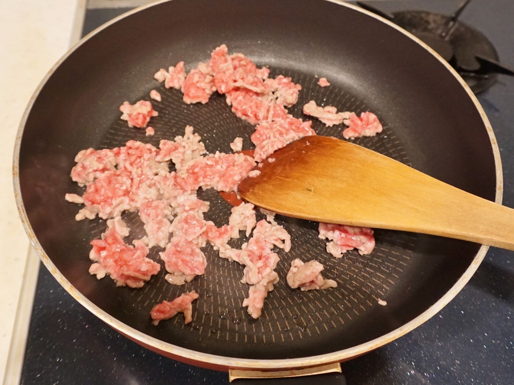 ひき肉を炒めます。