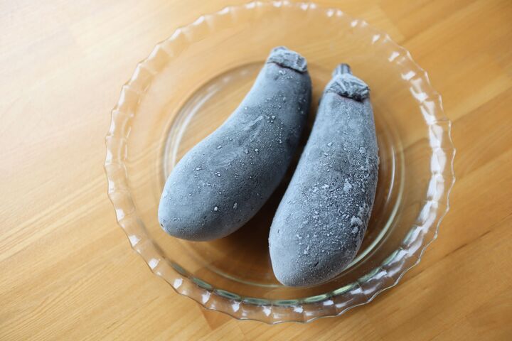 なすは余ったらすぐに【まるごと冷凍】が正解?!〈やってみた〉