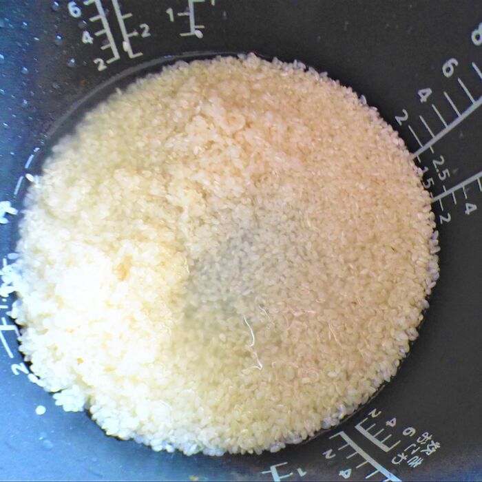 2合のお米を洗います。