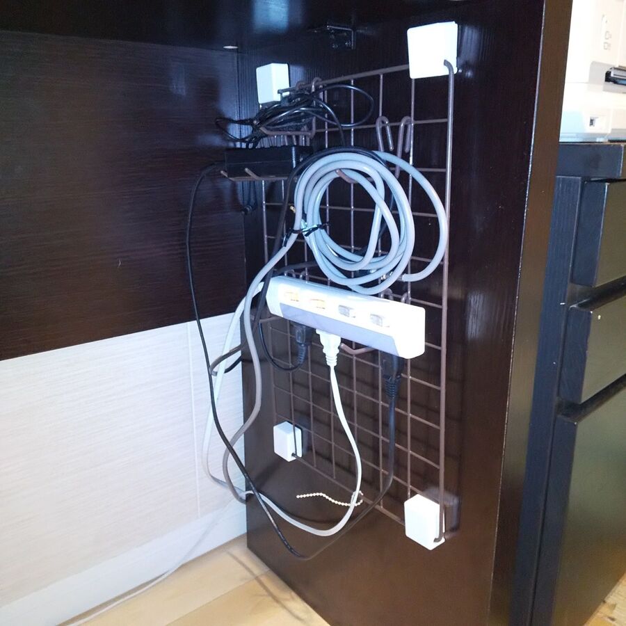 デスク周りのごちゃごちゃ配線コードを100均でスッキリ 暮らしニスタ デスク周りのごちゃごちゃ配線コードを100均でスッキリ 暮らしニスタ