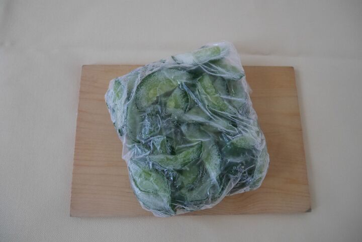 きゅうりの大量保存は、【塩もみ→冷凍】が最適!解凍後もパリパリ食感のまま