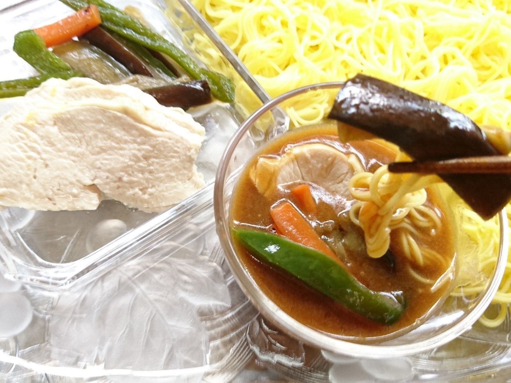 カレーたれに麺とトッピング