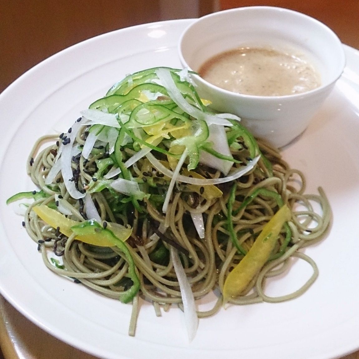 ささみと薬味のサラダ茶そば 暮らしニスタ ささみと薬味のサラダ茶そば 暮らしニスタ