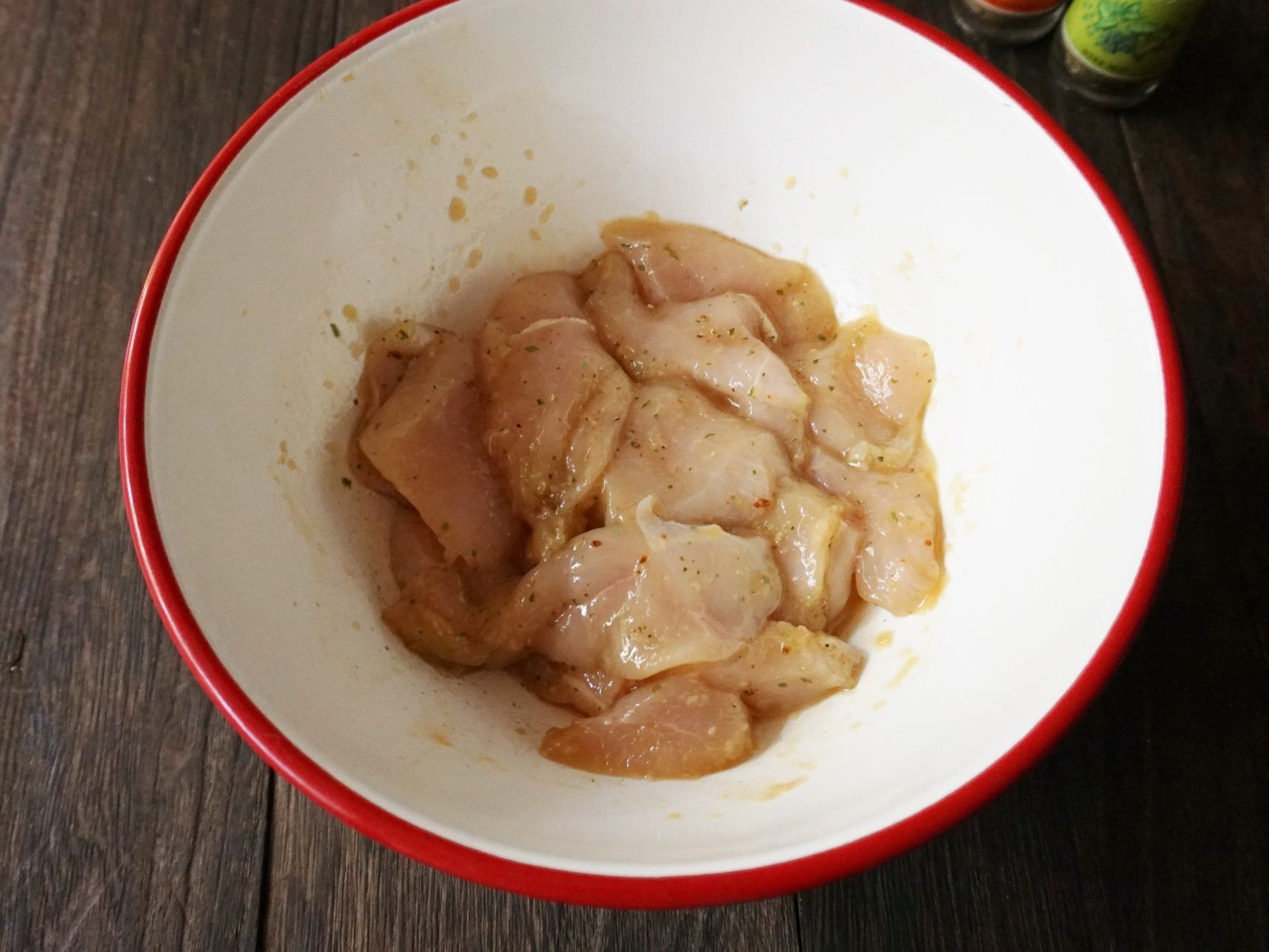 調味液とハーブを加えてもみ込みます。